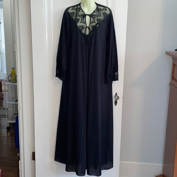 Vintage Other - Vtg 70s Formfit Rogers black lace nightgown & robe